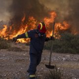 Alors que les feux continuent, un homme a été retrouvé carbonisé sur l'île d'Eubée.